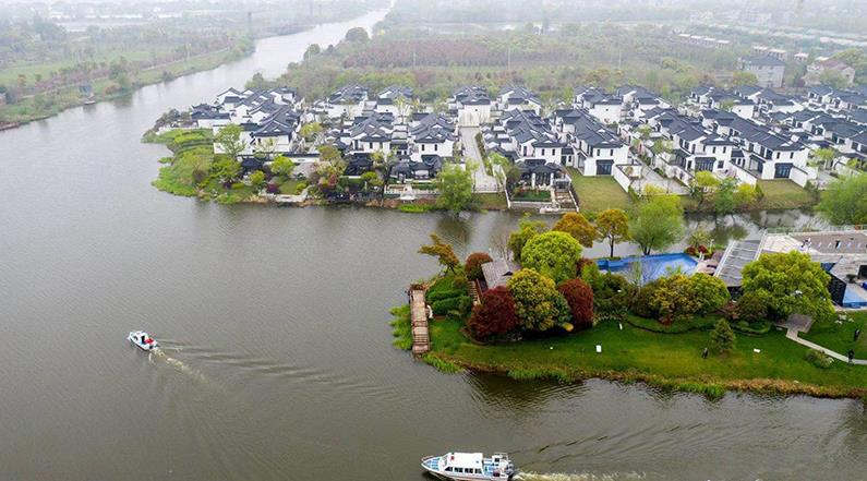 水韻湖城太清沿岸長興縣楊家浦國控?cái)嘌桓?></a>
		<figcaption>
<h4>水韻湖城太清沿岸長興縣楊家浦國控?cái)嘌桓?/h4>
<em>河道生修復(fù)工程</em>
<p>本工程位于洪橋鎮(zhèn)，本次生態(tài)修復(fù)范圍為北橫港及其叉港，東段為楊家浦閘至圖影扶欄橋段，西段為楊家浦港至陽墩漾，主河道總長7.36km，叉港總長8.15km。所需松木樁規(guī)格為3米小頭11-12CM型號，所用數(shù)量為:10萬根左右。松木樁在生態(tài)修復(fù)中可以發(fā)揮重要作用。它可以幫助改善水土流失，保護(hù)水體，減少污染物向水體的遷移，促進(jìn)水體環(huán)境的恢復(fù)。</p>
</figcaption>
		</figure>
			    <figure class=